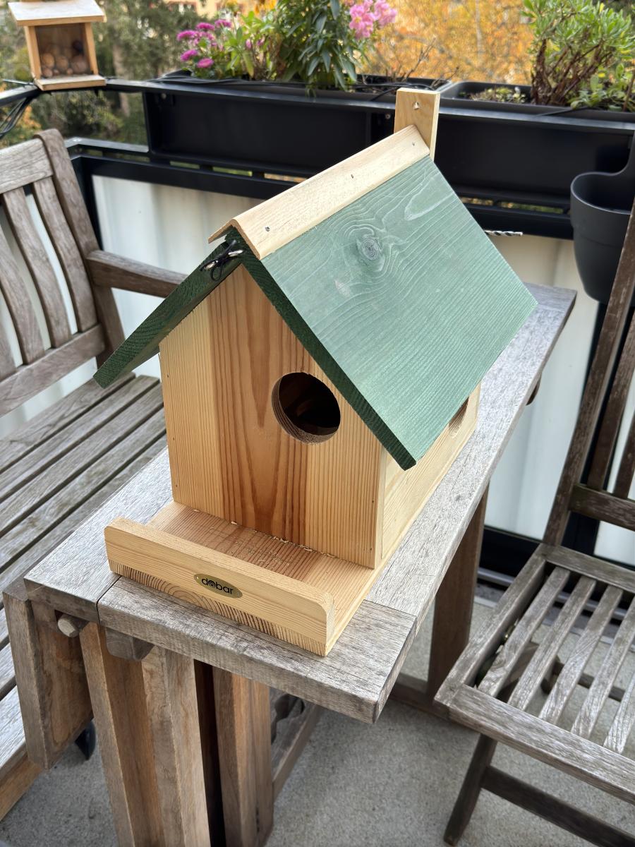 Ein Holzkobel steht auf einem Holztisch